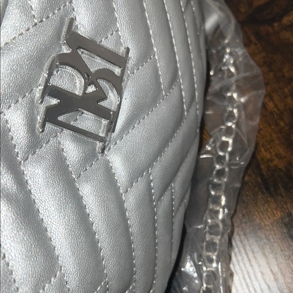 NWT Badgley Mischka Silver Metallic Quilted Crossbody Bag - Picture 7 of 7
